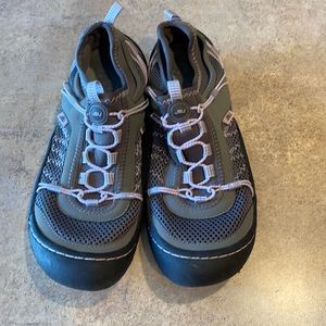 Women’s JBU shoes size 6